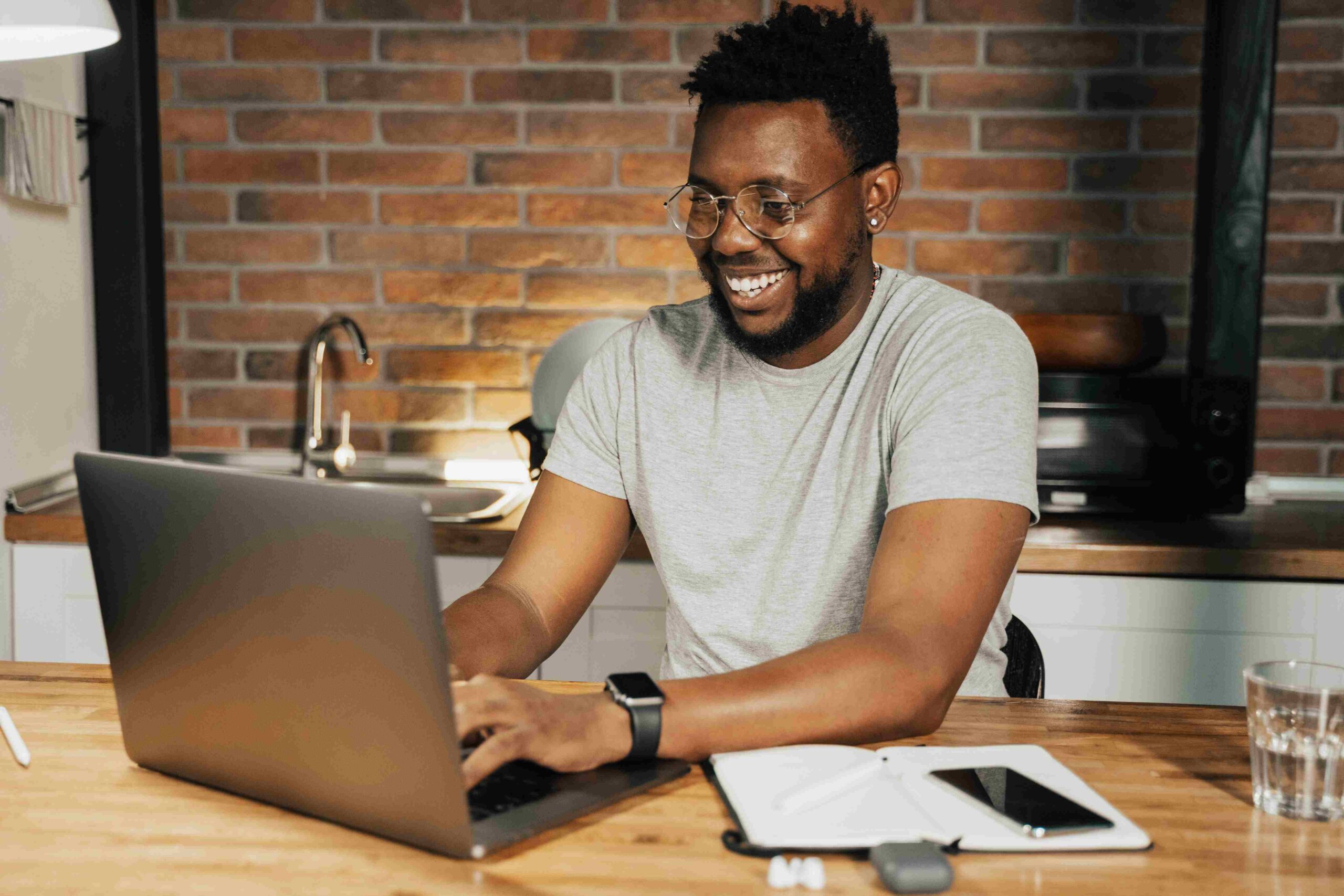 Hombre negro haciendo un curso de español