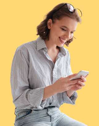 mujer leyendo el blog de solcademia desde el móvil