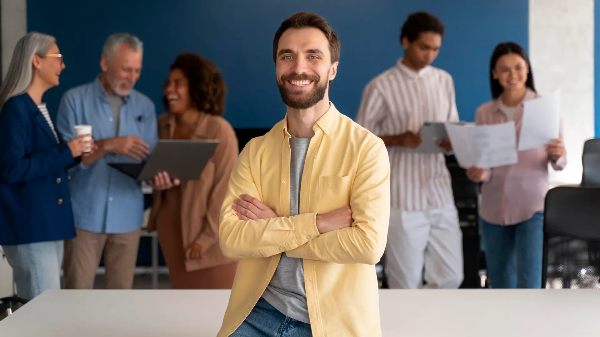 jefe en oficina con equipo autónomo